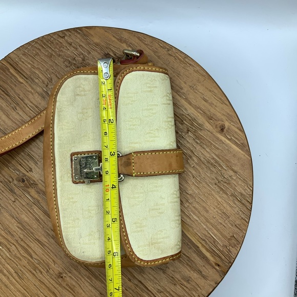 Dooney & Bourke Vintage Tan Cream Canvas Leather Trip Flap Wristlet - Picture 7 of 7